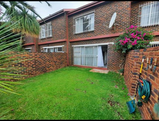 2 BEDROOM TOWNHOUSE FOR SALE IN PIERRE VAN RYNEVELD